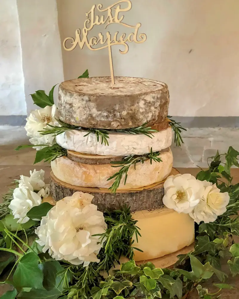Zelf je bruiloft plannen, maar met een beetje hulp van mij (Femke) op de achtergrond. Ik ben geen typische weddingplanner, maar help jou terug naar rust en overzicht om weer heerlijk in jullie bruidsbubble te komen en relaxt je eigen bruiloft te organiseren. Foto: bruidstaart van kaas, kaastaart als bruidstaart.