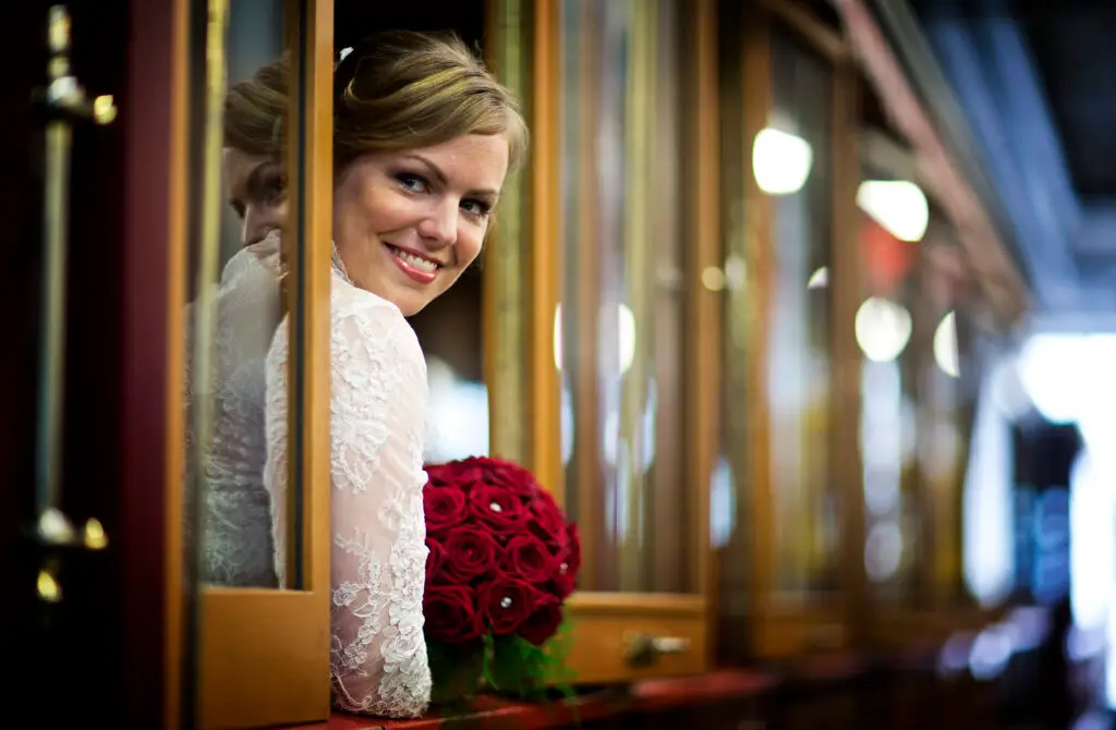 Plan zelf je bruiloft, met Femke van Jullie Bruiloft als hulplijn. Geen typische weddingplanner, maar wel 7 dagen per week bereikbaar voor al jullie vragen. Femke tijdens haar trouwdag in treincoupe.