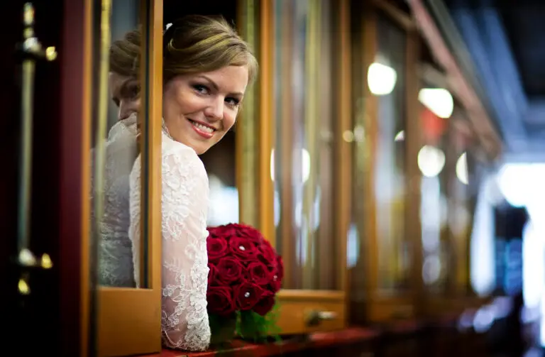 Plan zelf je bruiloft, met Femke van Jullie Bruiloft als hulplijn. Geen typische weddingplanner, maar wel 7 dagen per week bereikbaar voor al jullie vragen. Femke tijdens haar trouwdag in treincoupe.