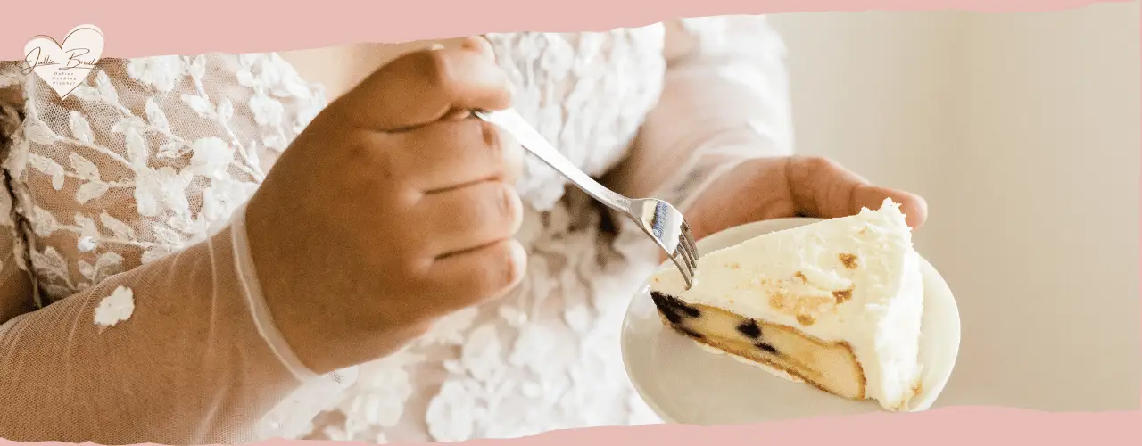 Plan zelf je bruiloft, met Jullie Bruiloft als hulplijn. Geen typische weddingplanner, maar wel 7 dagen per week bereikbaar voor al jullie vragen. Op de foto: bruid die een stuk bruidstaart eet.