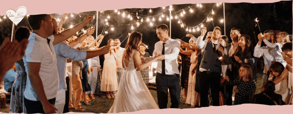 Zelf je bruiloft plannen, maar met een beetje hulp van mij (Femke) op de achtergrond. Ik ben geen typische weddingplanner, maar help jou terug naar rust en overzicht om weer heerlijk in jullie bruidsbubble te komen en relaxt je eigen bruiloft te organiseren. Foto: dansend bruidspaar, dansfeest trouwdag.