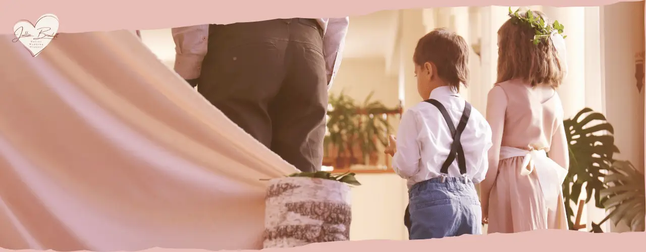 Plan zelf je bruiloft, met Jullie Bruiloft als hulplijn. Geen typische weddingplanner, maar wel 7 dagen per week bereikbaar voor al jullie vragen. Op de foto: bruidspaar met daarachter twee kinderen die naar het altaar lopen.