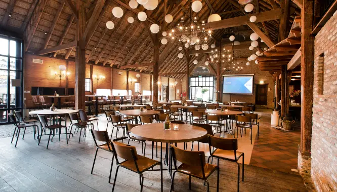 Trouwen op de Veluwe: feestzaal Kasteelboerderij op het Openluchtmuseum in Arnhem