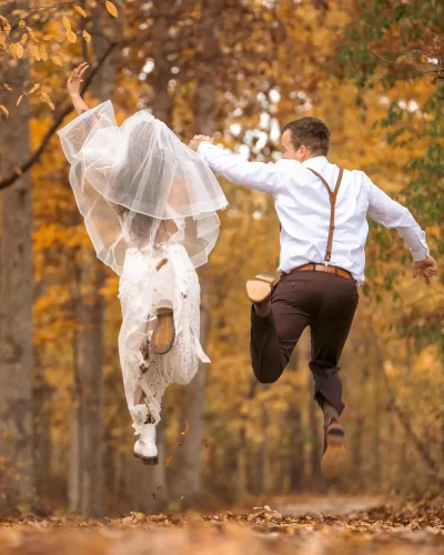 Plan zelf je bruiloft, met Jullie Bruiloft als hulplijn. Geen typische weddingplanner, maar wel 7 dagen per week bereikbaar voor al jullie vragen. Bruidspaar springend in de lucht van blijdschap.